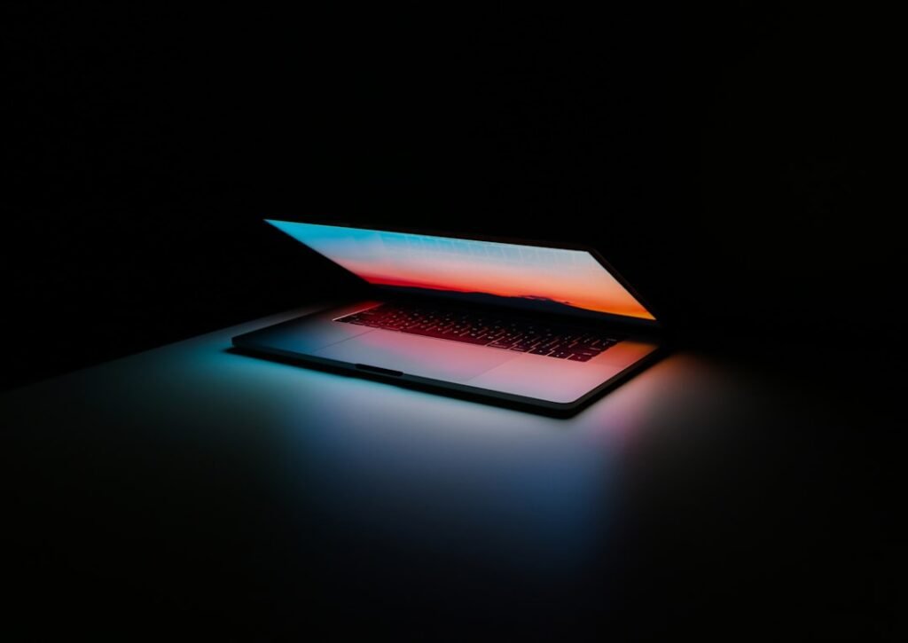Ilustrativna fotografija laptopa na tamnoj podlozi; nije predmet nezavisne procene.